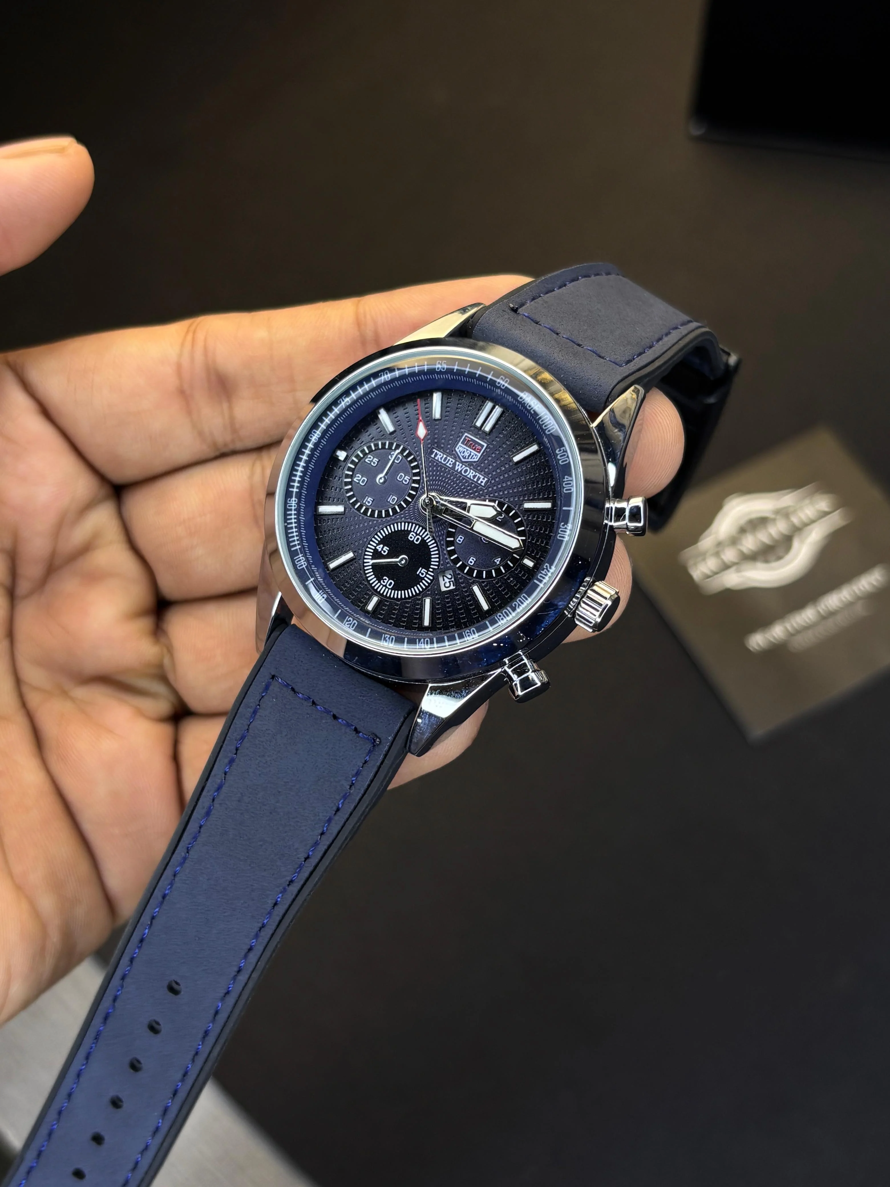 True Worth Non Chrono Watch With Unique Master Lock - Image 8